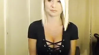 misstroublexx slutty bitch masturbates pussy