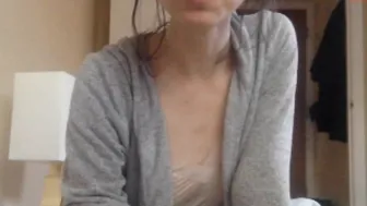 lizmreow cute bitch masturbates with a vibrator