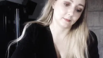 mi_ha naughty bitch fucks pussy