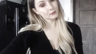 mi_ha naughty bitch fucks pussy