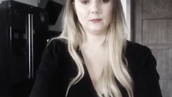 mi_ha naughty bitch fucks pussy