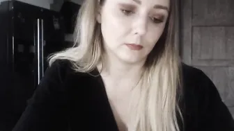 mi_ha naughty bitch fucks pussy