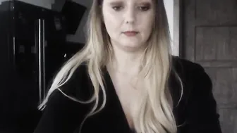 mi_ha naughty bitch fucks pussy