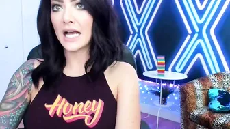 misscodyblack seductive babe shows boobs