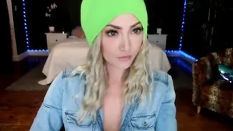 misscodyblack painted chick sucks dildo