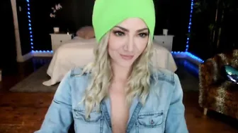 misscodyblack painted chick sucks dildo