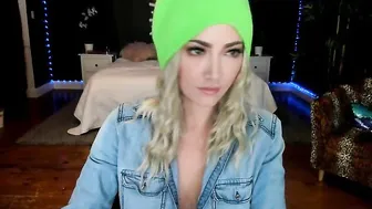 misscodyblack painted chick sucks dildo