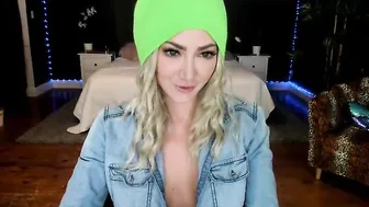 misscodyblack painted chick sucks dildo