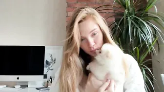 ms_lina lustful skin jerks off shaved cunt