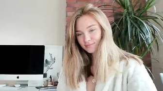 ms_lina lustful skin jerks off shaved cunt