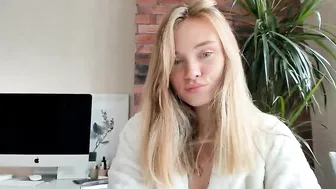 ms_lina lustful skin jerks off shaved cunt