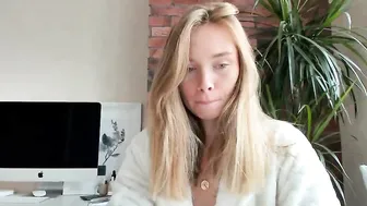 ms_lina lustful skin jerks off shaved cunt