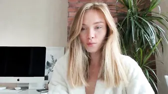 ms_lina lustful skin jerks off shaved cunt