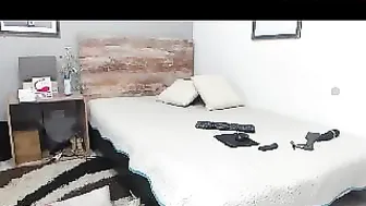 ms_sapphire cute chick jerking her pussy with a phallus