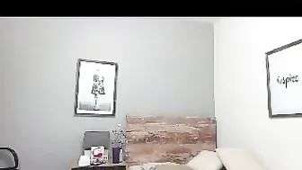 ms_sapphire cute chick jerking her pussy with a phallus