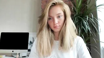 ms_lina big boobed bitch licks dildo