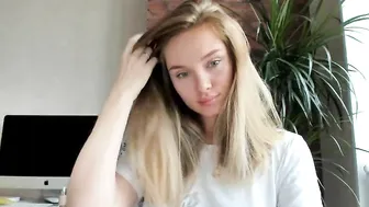 ms_lina big boobed bitch licks dildo