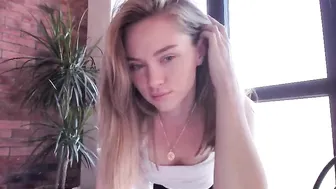 ms_lina insatiable slut fucks two holes