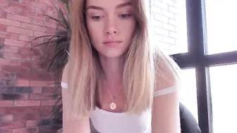 ms_lina insatiable slut fucks two holes