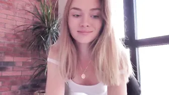 ms_lina insatiable slut fucks two holes