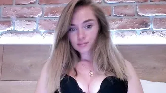 ms_lina gorgeous brunette girl passionately sucks dildo