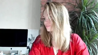 ms_lina pretty lady fucking pussy with sex machine