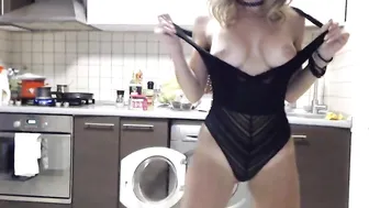 l_y_d extravagant fucking dances with a long dildo