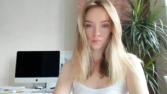 ms_lina hottie masturbates shaved cunt