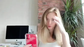 ms_lina hottie masturbates shaved cunt