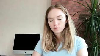 ms_lina buxom plays with long dildo