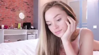 ms_lina fingering her pussy