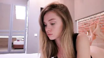 ms_lina modest babe tickles clit