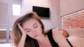 ms_lina modest babe tickles clit