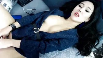 max_level caresses the holes with his hand