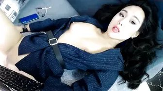 max_level caresses the holes with his hand