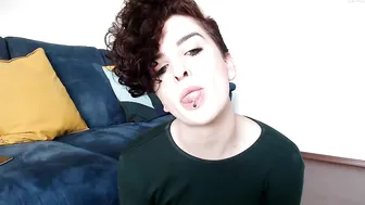 missalexthorn masturbating with a tampon in pussy