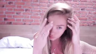 ms_lina graceful devil with her palm rubs her vagina