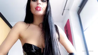 OnlyFans.com Evil Woman the obstinate babe works the body with oil