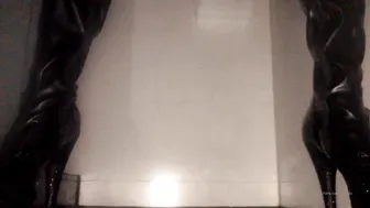 OnlyFans.com Evil Woman greedily fucks her pussy