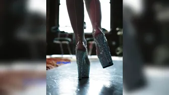 OnlyFans Jewelz Blu jewelzblu blonde hairstyle fingering shaved cunt