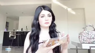AliceBong chic striptease