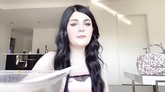 AliceBong chic striptease