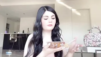 AliceBong chic striptease