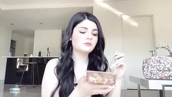 AliceBong chic striptease