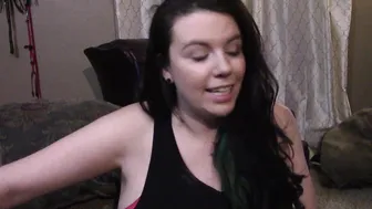 lovely lilith cute chick shows off gorgeous body