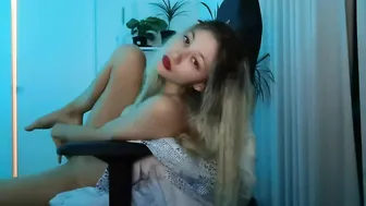 missalice_94 dark skinned lady gently jerks her pussy