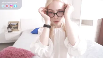 onefel naughty bitch posing nude