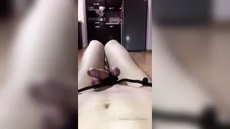 OnlyFans.com Evil Woman spread her legs and caresses herself