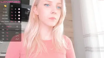oh_honey_ cute bitch shows off her gorgeous body