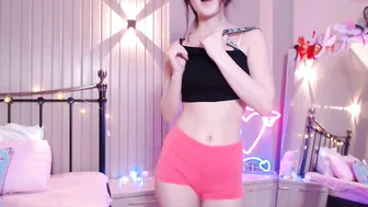 niyamein gorgeous babe fucks her shaved pussy